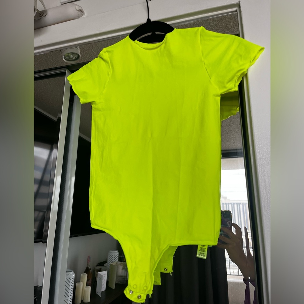 SKIMS ESSENTIAL BODYSUIT HIGHLIGHTER S-M worn once NEON YELLOW